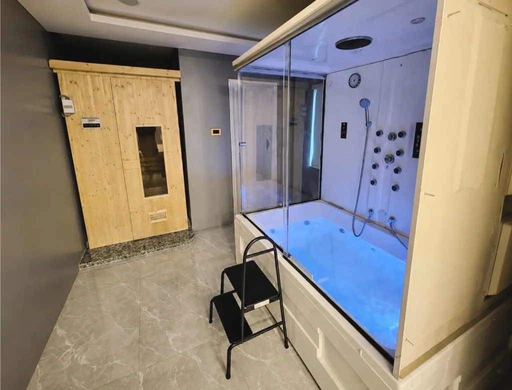 Luxury jacuzzi bath at Zoyo Luxury Spa for relaxation and wellness.